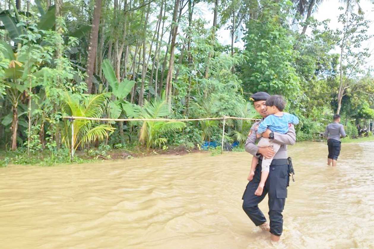 Anggota Polres Lombok Barat Turun Langsung Bantu Korban Banjir