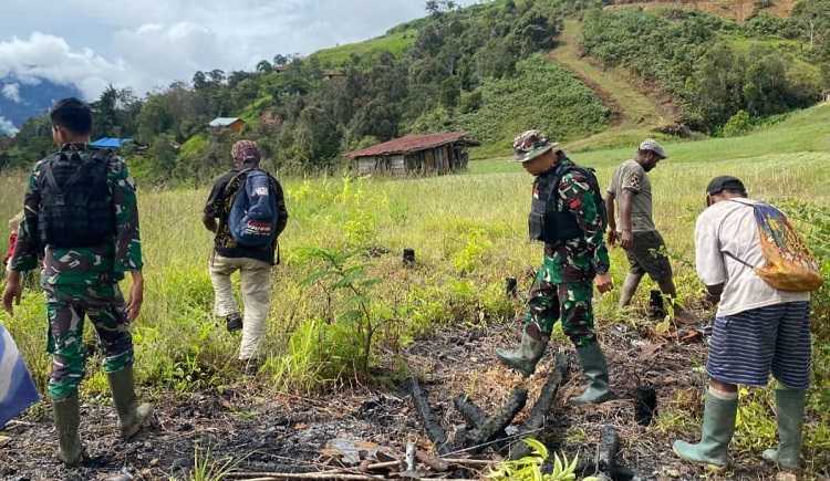 Anggota Satgas Yonif 143 TWEJ Ajak Gotong Royong Warga Papua Pegunungan