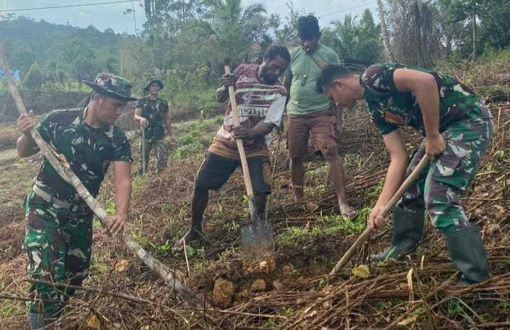 Anggota Satgas Yonif 143 TWEJ Ajak Masyarakat Papua untuk Berkebun