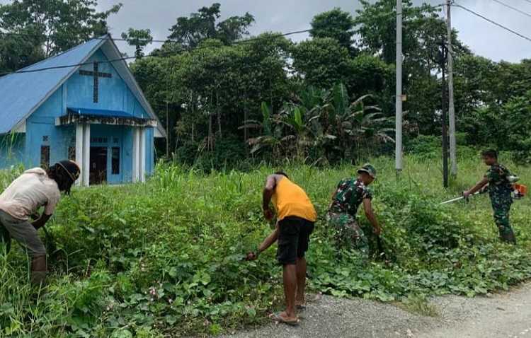 Anggota Satgas Yonif 143 TWEJ Ajak Warga Bersihkan Lingkungan Gereja