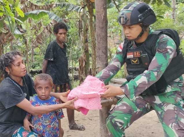 Anggota Satgas Yonif 143 TWEJ Bagikan Pakaian ke Warga Papua