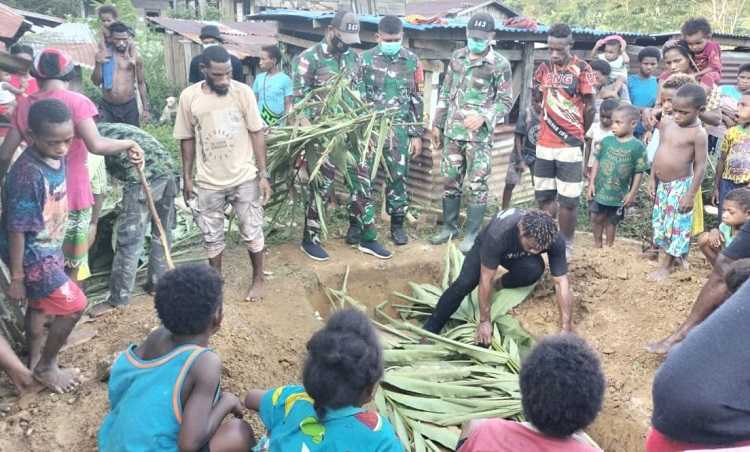 Anggota Satgas Yonif 143 TWEJ Bantu Warga Berduka di Perbatasan Papua