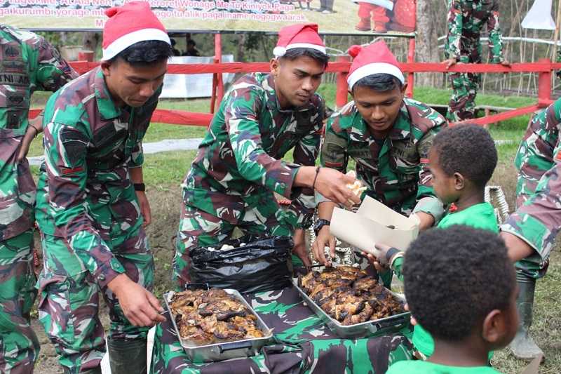 Anggota Satgas Yonif Mekanis 203/AK dan Warga Desa Tima Rayakan Ibadah Natal Bersama