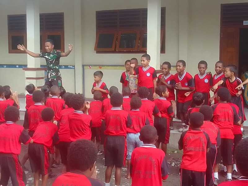 Anggota Satgas Yonif Raider 142/KJ Ajari Anak-anak SD di Yalimo Senam Maumere