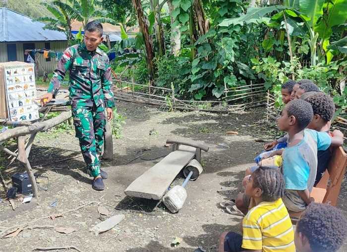 Anggota Satgas Yonif Raider 142/KJ Berkreasi untuk Cerdaskan Anak Bangsa