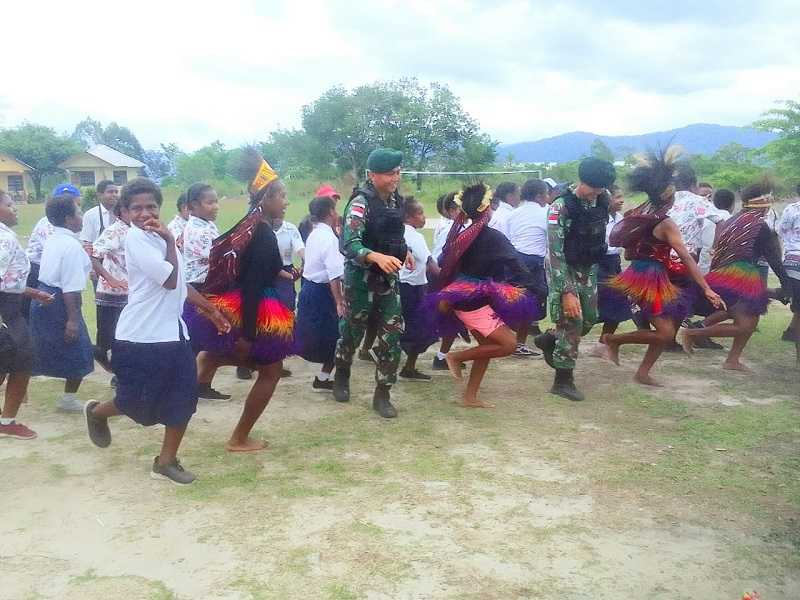 Anggota Satgas Yonif Raider 142/KJ saat Jadi Guru Dapat Kejutan Luar Biasa dari Siswa SMP di Yalimo