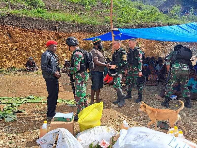 Anggota Satgas Yonif Raider 142/KJ Terus Memperkuat Pembinaan Teritorial di Pelosok Kabupaten Tolikara