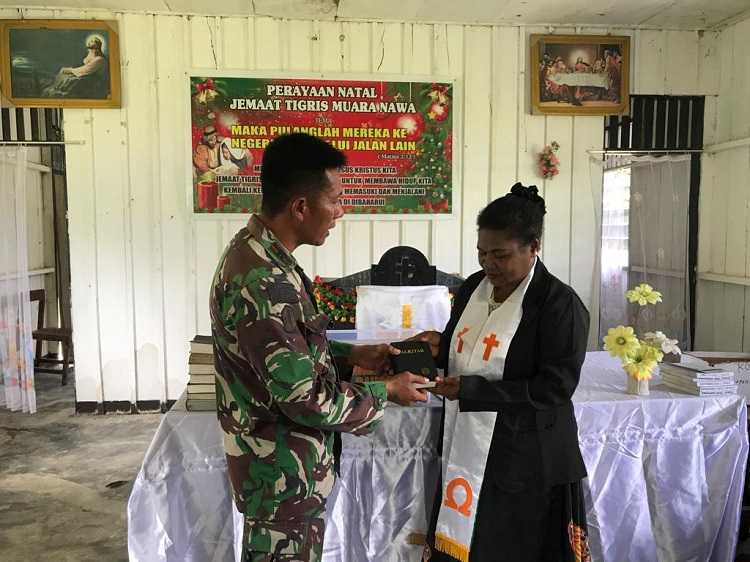 Anggota Satgas Yonif Raider 200/BN Bagikan Alkitab ke Jemaat Gereja di Muara Nawa, Papua