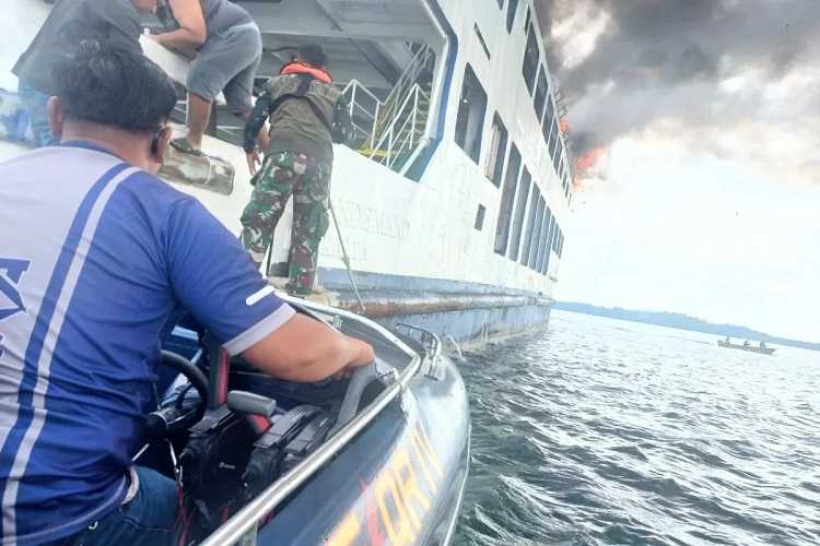 Anggota TNI AL dari Lantamal IV Bantu Penanganan Kebakaran Kapal Roro di Batam