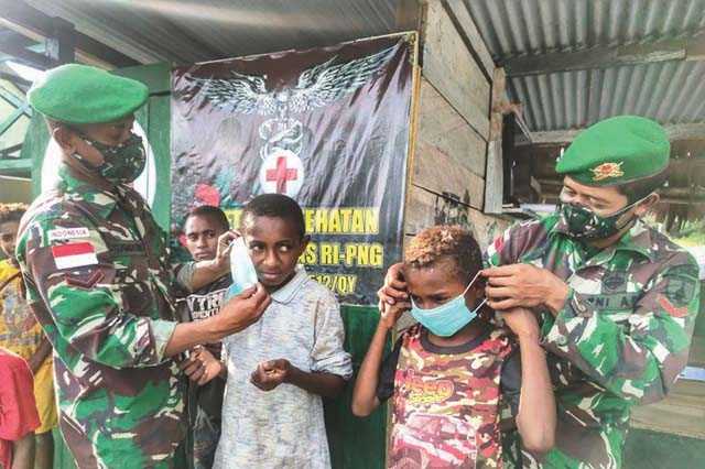 Anggota TNI Ini Ajari Anak-anak di Papua soal Prokes