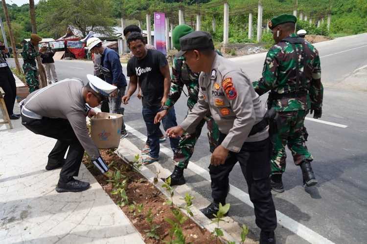 Anggota TNI, Polri dan Masyarakat Bersih-bersih Sampah di Area KTT ke-42 ASEAN
