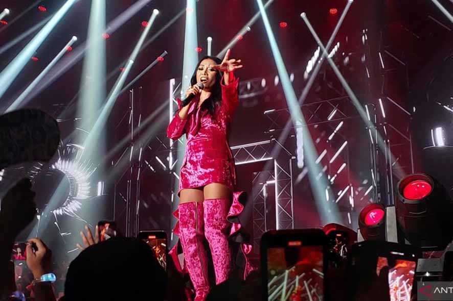 Anggun C Sasmi Buka Konser di Jakarta dengan Kembali