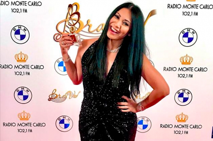Anggun Terima Penghargaan di Ajang Anugerah Musik Russia