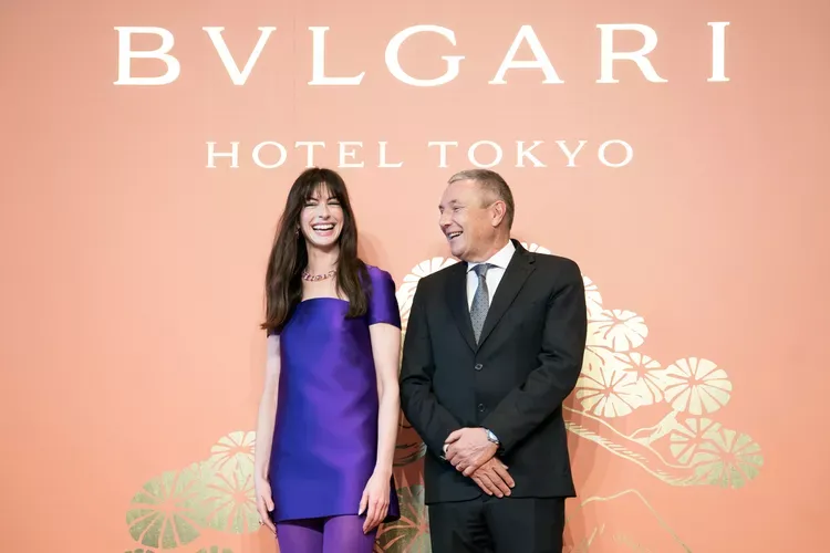 Anne Hathaway Tampil Bak Permata Ungu di Acara Bulgari