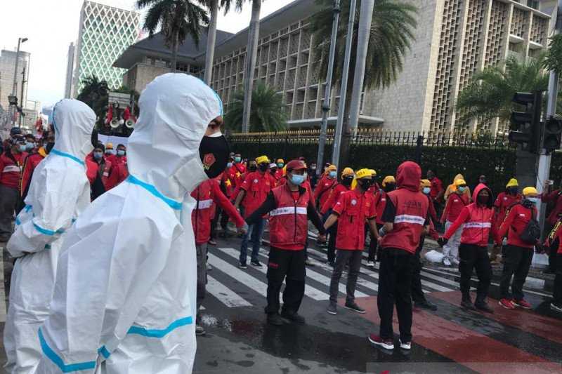 Antisipasi Demo Buruh Tidak Terapkan Protokol Kesehatan, Polisi Kerahkan Personel Berbaju Hazmat