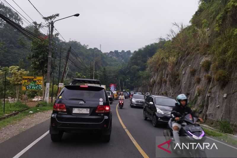 Antisipasi Kemacetan, Polres Cianjur Lakukan Satu Arah Menuju Bogor dari Puncak Pass