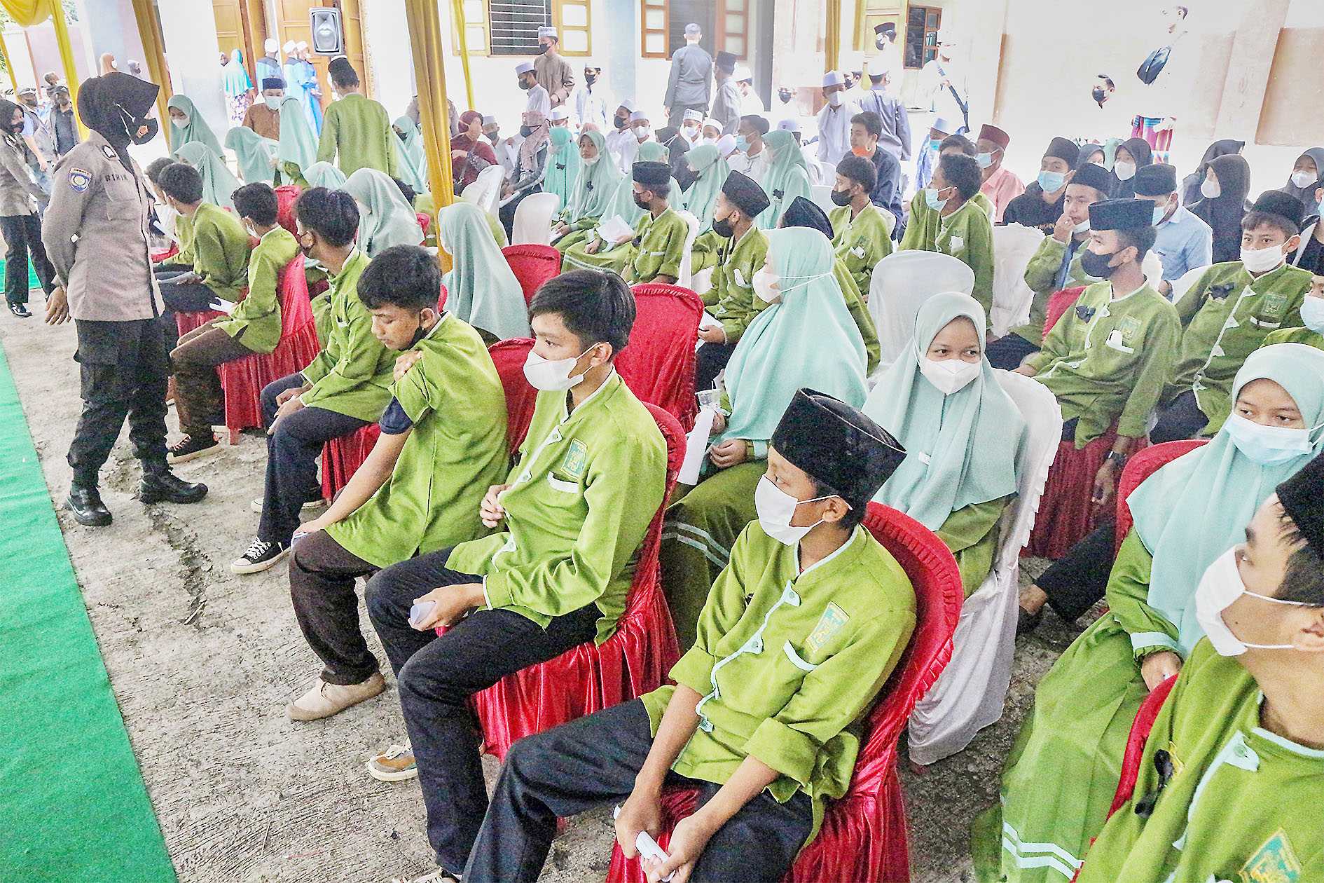 Antre Vaksinasi di Pondok Pesantren