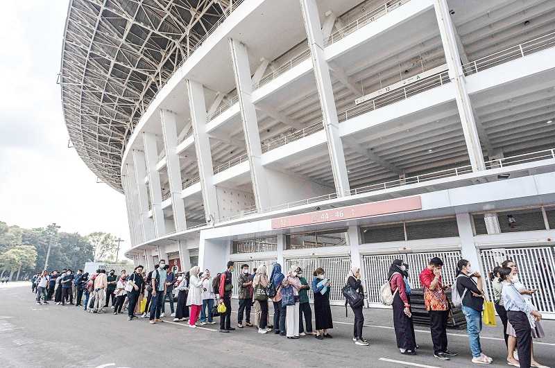 ANTREAN PENCARI KERJA DI GBK