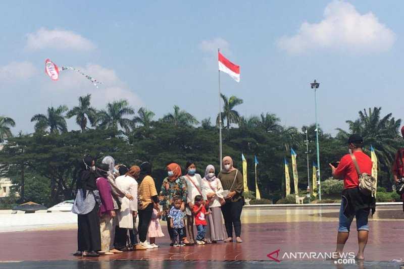 Antrean Warga Mengular saat Akan Masuk ke Taman Mini Indonesia Indah