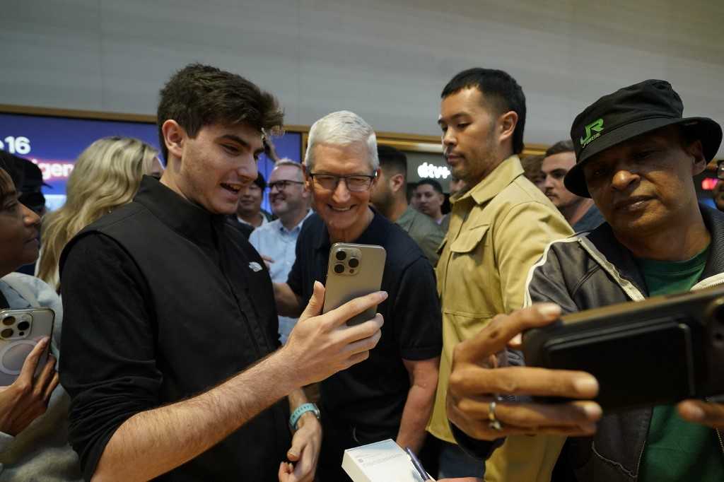 Antusiasme Sambut IPhone 16 yang Rilis di Apple Store Beberapa Negara