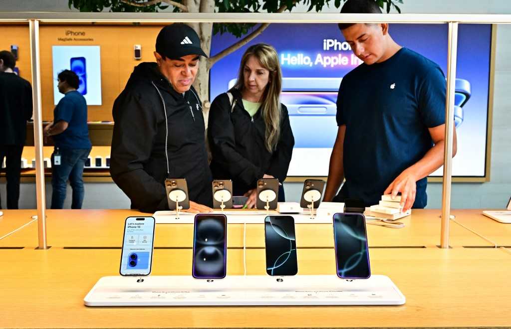 Antusiasme Sambut IPhone 16 yang Rilis di Apple Store Beberapa Negara 4