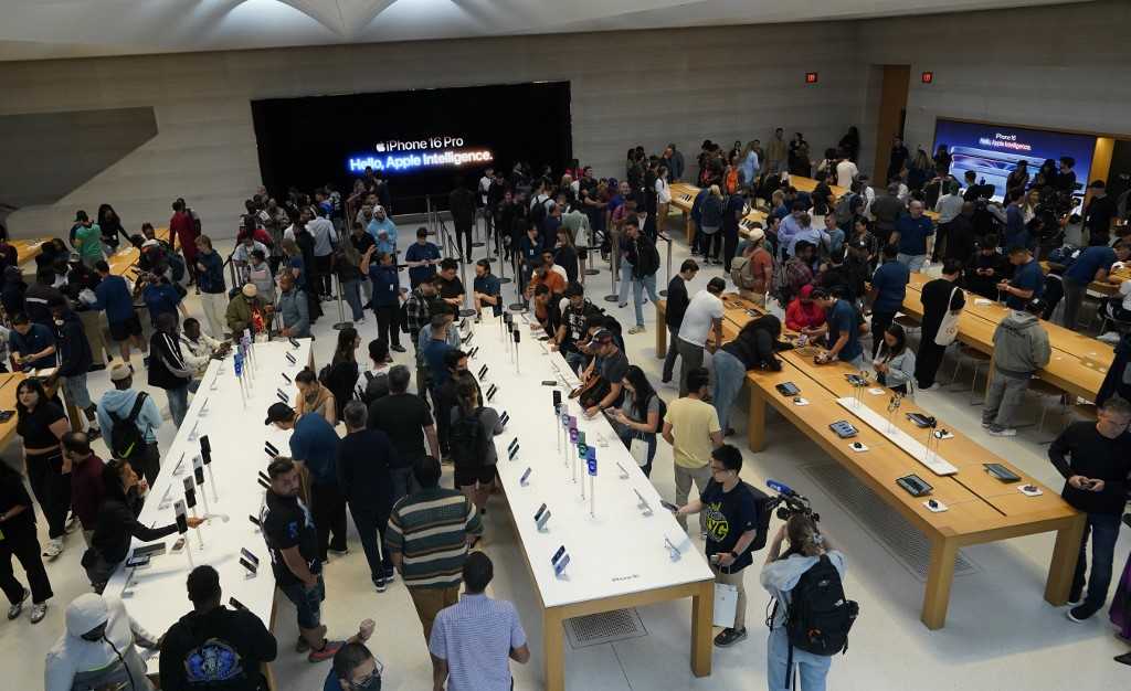 Antusiasme Sambut IPhone 16 yang Rilis di Apple Store Beberapa Negara 5