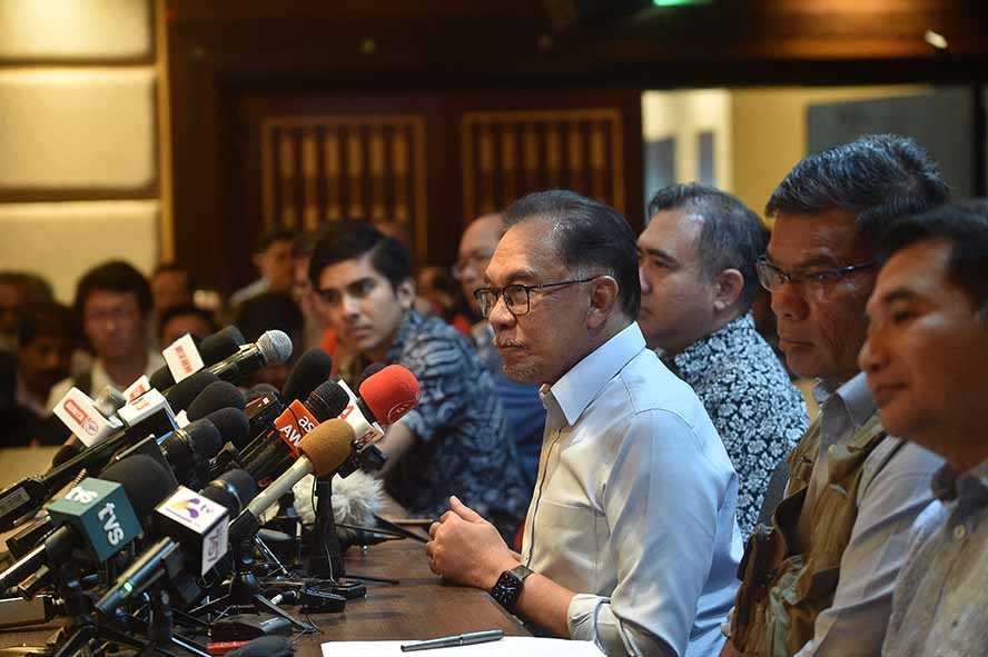 Anwar Rundingkan Koalisi  dengan Barisan Nasional