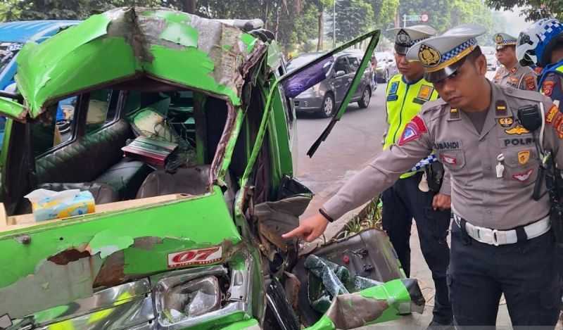 Aparat Polresta Bogor Evakuasi Angkot Tabrak Truk Sampah Sudirman