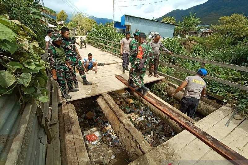Aparat TNI dan Polri Perbaiki Jemabtan di Dogiyai Papua