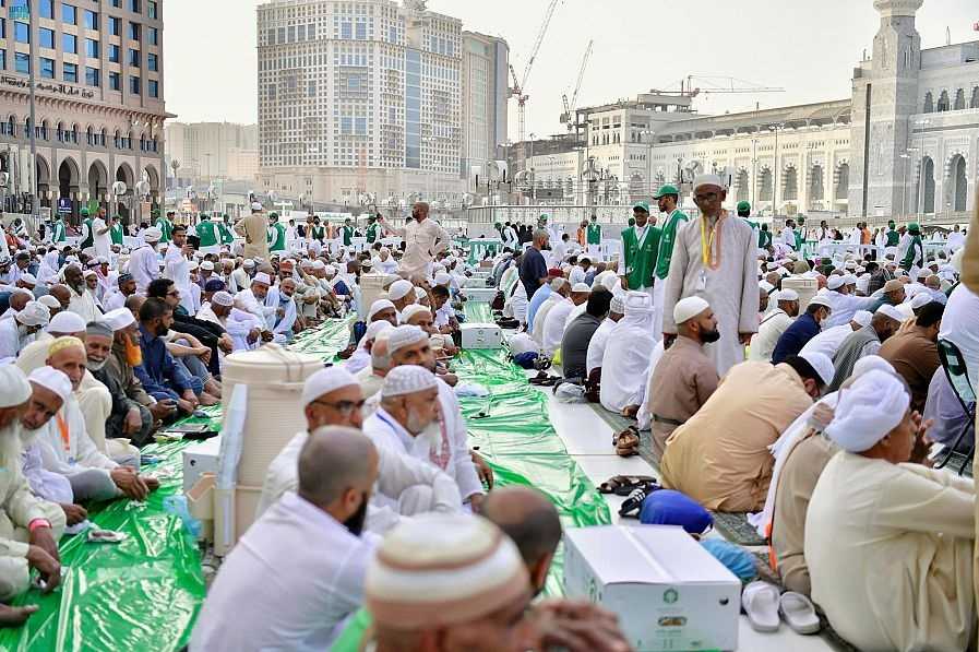 Arab Saudi Terapkan Jamaah untuk Berbuka Puasa Selama 10 Menit di Masjid Nabawi, Memang Cukup?
