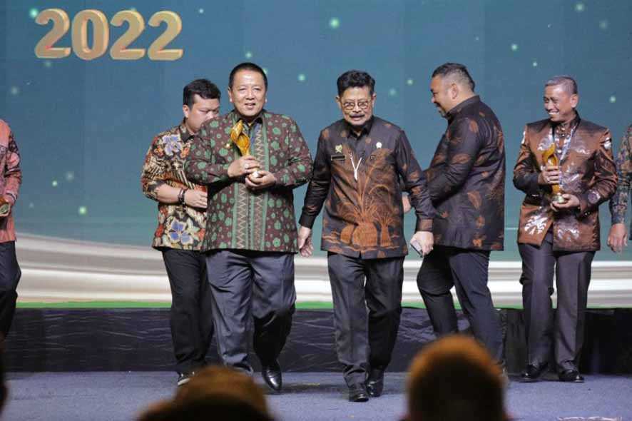 Arinal Djunaidi Terima Penghargaan Anugerah Perkebunan Indonesia