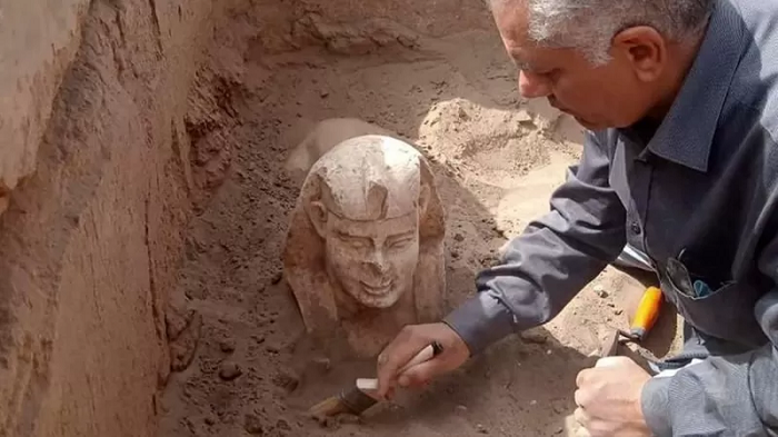 Arkeolog Temukan Patung Sphinx Tersenyum di Mesir