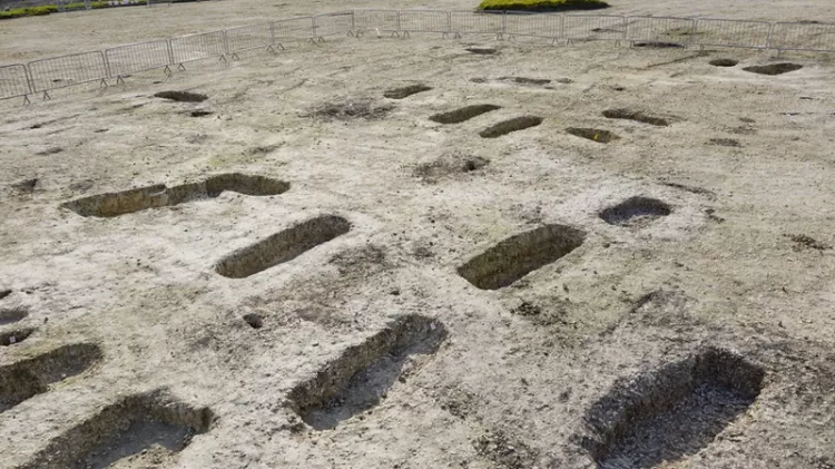 Arkeolog Temukan Ratusan Makam Bangsa Anglo-Saxon yang Bisa Ungkap Wawasan Kehidupan Leluhur Inggris