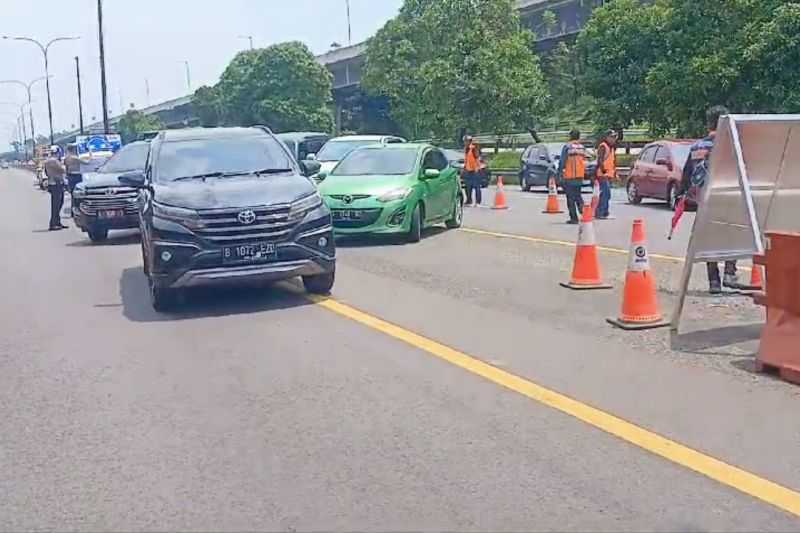 Arus Lalin Padat, Contraflow Diberlakukan di Tol Japek KM 47-65