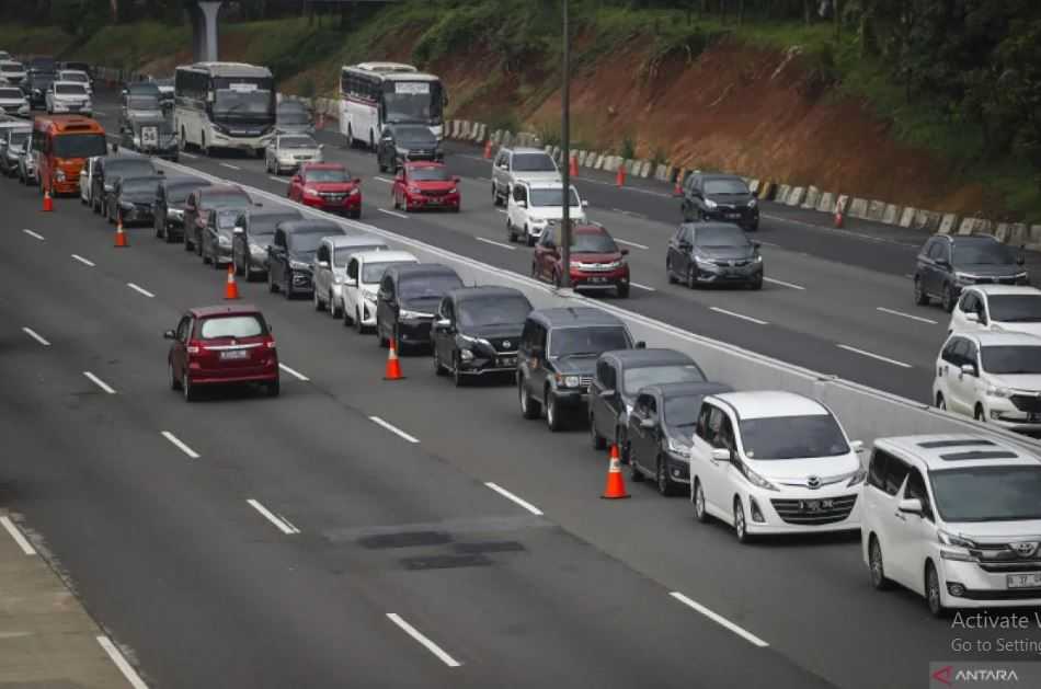Arus Lalin Padat, Contraflow Kembali Diterapkan di KM 55-65 Tol Jakarta-Cikampek