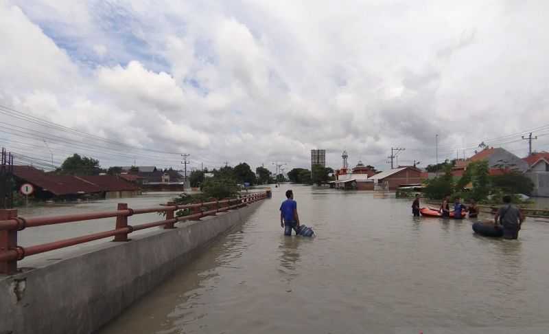 Arus Lalu Lintas Dialihkan akibat Jebolnya Tanggul Sungai Wulan di Jalur Pantura Demak-Kudus