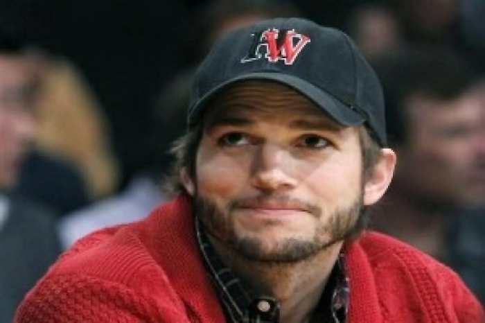 Ashton Kutcher Undur Diri dari Ketua Organisasi Antipelecehan Seks