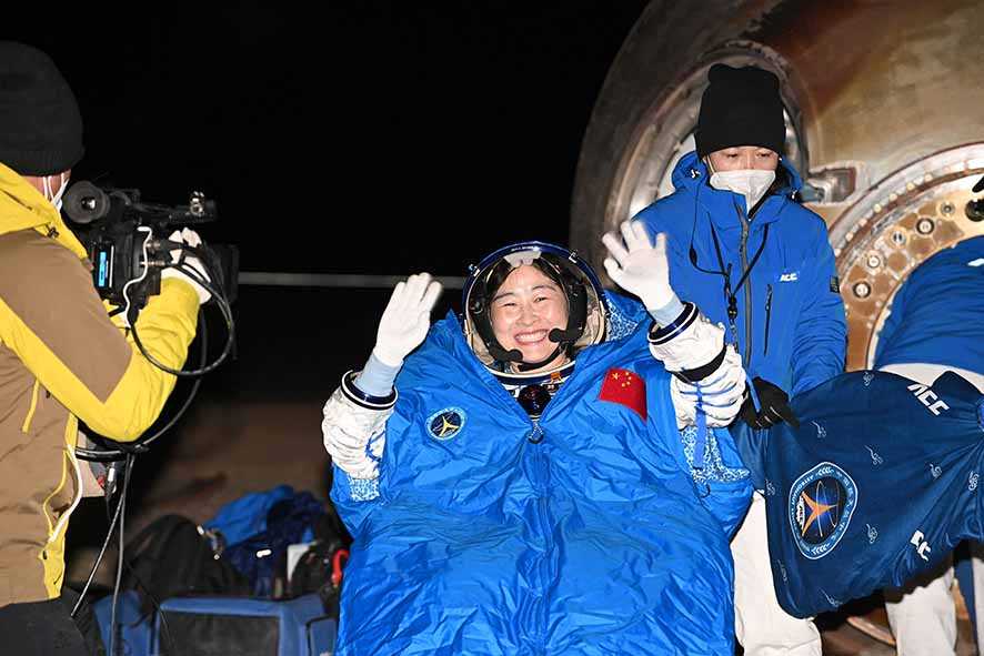 Astronot Tiongkok Berhasil Kembali ke Bumi