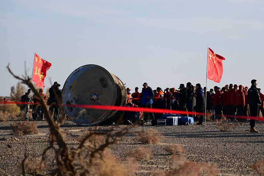 Astronot Tiongkok Kembali  ke Bumi