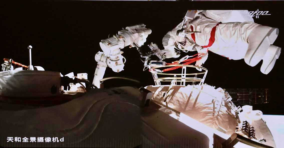 Astronot Tiongkok Kembali Lakukan Spacewalk