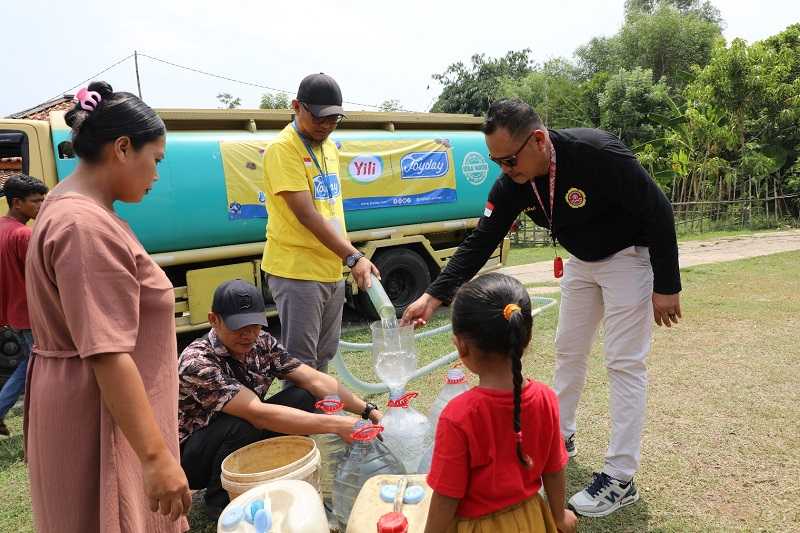 Atasi Kekeringan, Perusahaan Es Krim Salurkan 80.000 Liter Air Bersih