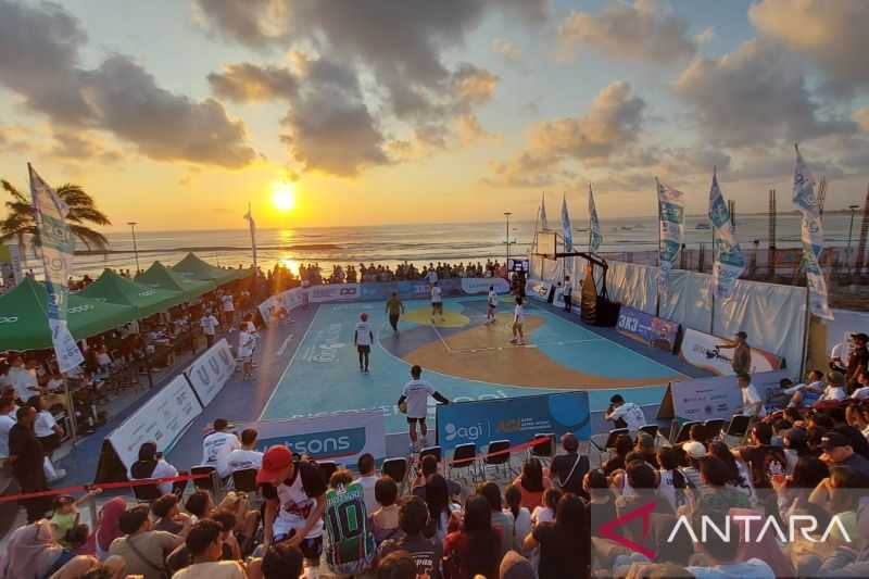 Atlet hingga Artis Tanding Basket di Lapangan Tepi Pantai Bali