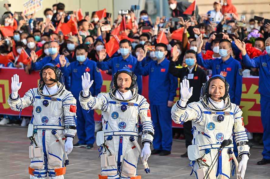 Awak Shenzhou-16 Siap Lakukan Aktivitas di Luar Wahana