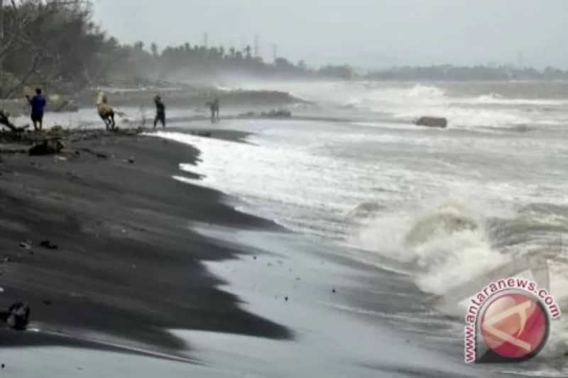 Awas Gelombang Tinggi, BMKG Minta Wisatawan Pantai DIY Waspadai Dampak Siklon Noru