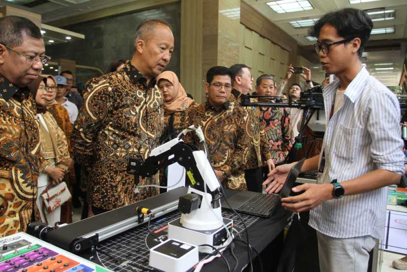 Axioo Serahkan Hibah Alat Peraga Robotik untuk SMK Lingkungan BPSDMI 2