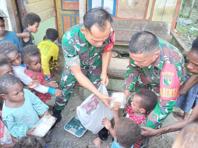 Babinsa di Mimika Bagikan Makanan Tambahan