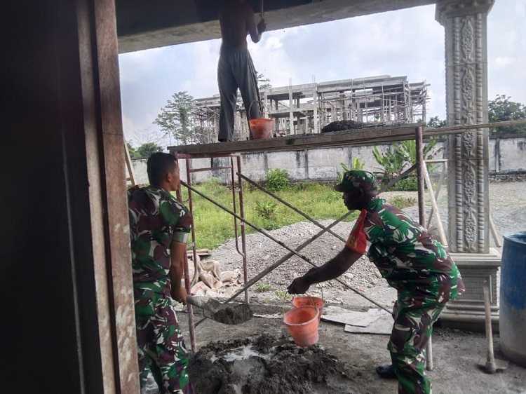 Babinsa di Mimika Bantu Membangun Rumah Warga