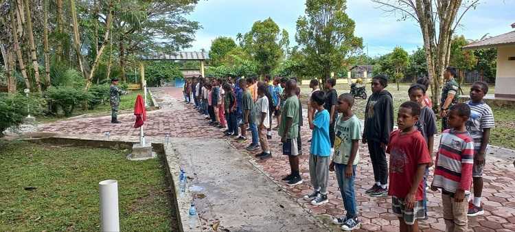 Babinsa di Mimika Melatih Baris Berbaris ke para Siswa Baru SMP Katholik Kokonao