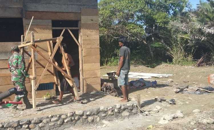 Babinsa di Mimika Membantu Membangun Rumah Warga