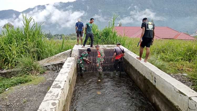 Babinsa di Puncak Jaya Gotong Royong Bersama Warga Bersihkan Saluran Air Bersih